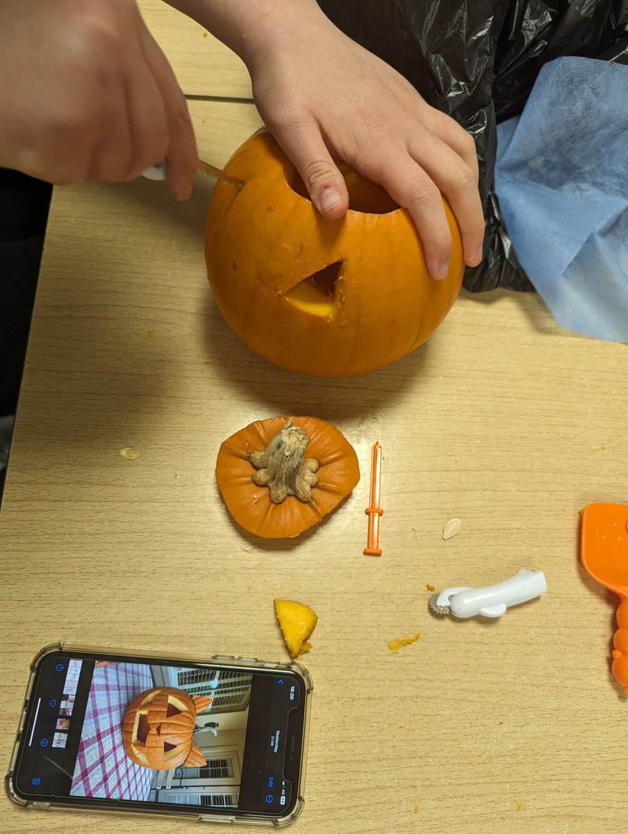 A busy night carving pumpkins at the lollipop group tonight. We also had some quests @HumberbeatERYS @tomastell and Cllr Peter Astell to come and see what the group was up to and have a chat with them #Youngpeople #LGBTQ #Supportgroup
