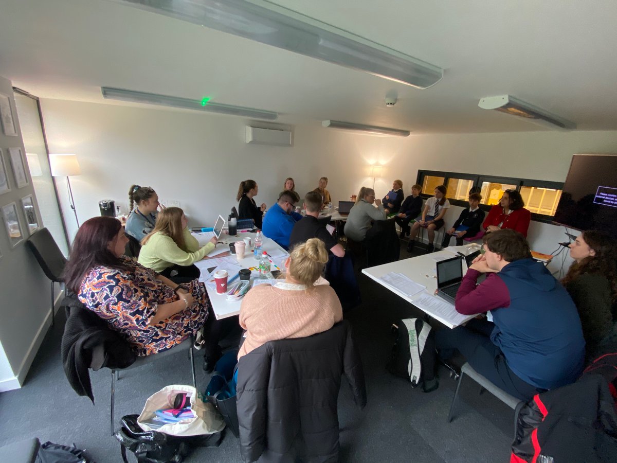 UskPrimary's tweet photo. Thanks to all who contributed to a full day of PL into ‘Blended Teaching’ @cardiffmet  inc. learning walks, interviews, reflection &amp; innovation. 

[Direct teaching Vs Independent Learning]

#EvidenceInformed #Constructivism #Scaffolding #Modelling #Contextualised @EAS_ProfLearn https://t.co/PHpVXVZ9GQ