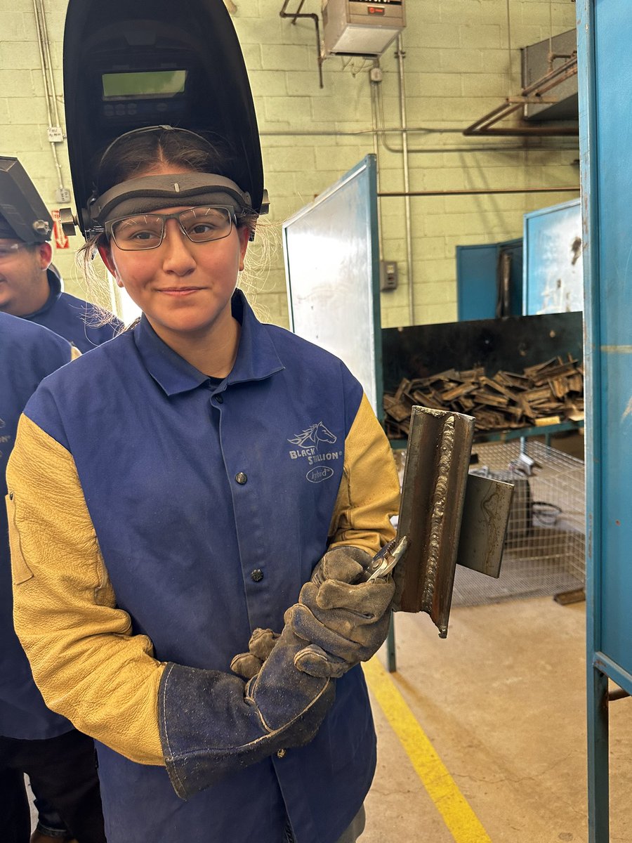 ag_rowe's tweet photo. Some AGmazing students working on their skills in practicum class. @McAllenISDCTE https://t.co/kJ8Pp8CP4X