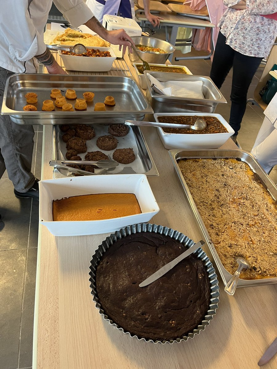 ClgJMonnet's tweet photo. Dans le cadre du Projet Territorial de l’Estuaire, aujourd’hui l’équipe de cuisine du @ClgJMonnet a bénéficié d’une formation en cuisine végétarienne. 😃#semainedugout @gironde https://t.co/VtIJAd7bu4