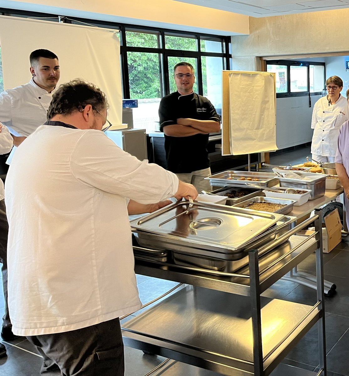 ClgJMonnet's tweet photo. Dans le cadre du Projet Territorial de l’Estuaire, aujourd’hui l’équipe de cuisine du @ClgJMonnet a bénéficié d’une formation en cuisine végétarienne. 😃#semainedugout @gironde https://t.co/VtIJAd7bu4
