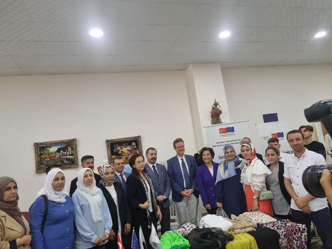 SurucGitam's tweet photo. Avrupa Birliği Türkiye Delegasyonunun Şanlıurfa iline yaptıkları ziyaret kapsamında gerçekleştirilen etkinlikte bizde yer aldık. Delegasyon Başkanı Büyükelçi Sn. Nikolaus Meyer-Landrut, Merkezimiz ve ürünlerimiz hakkında bilgi aldı
@EUDelegationTur @ICMPD_Turkiye 
@surucbld https://t.co/s7gSARfQKH