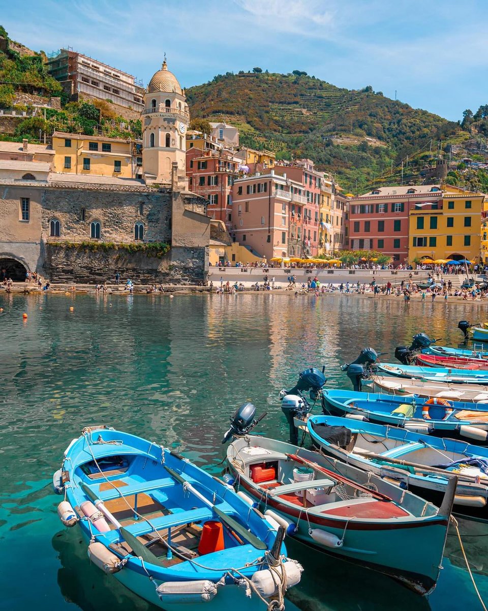 Cinque Terre, Italy ❤️🇮🇹
.
.

#italianplaces #thatsdarling #italy #map_of_europe #italiainunoscatto #theprettycities #hello_worldpics #travellingthroughtheworld #italy_vacations #italygram #italylovers #passionpassport #cinqueterre #cinqueterreitaly