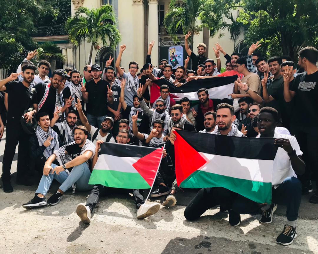 Desde #Cuba 🇨🇺 tribuna abierta en solidaridad con el pueblo palestino 🇵🇸
¡Resistan, no están solos! ✊🏾

Condenamos el genocidio vergonzoso y criminal contra el derecho a la vida.
#FreePalestine