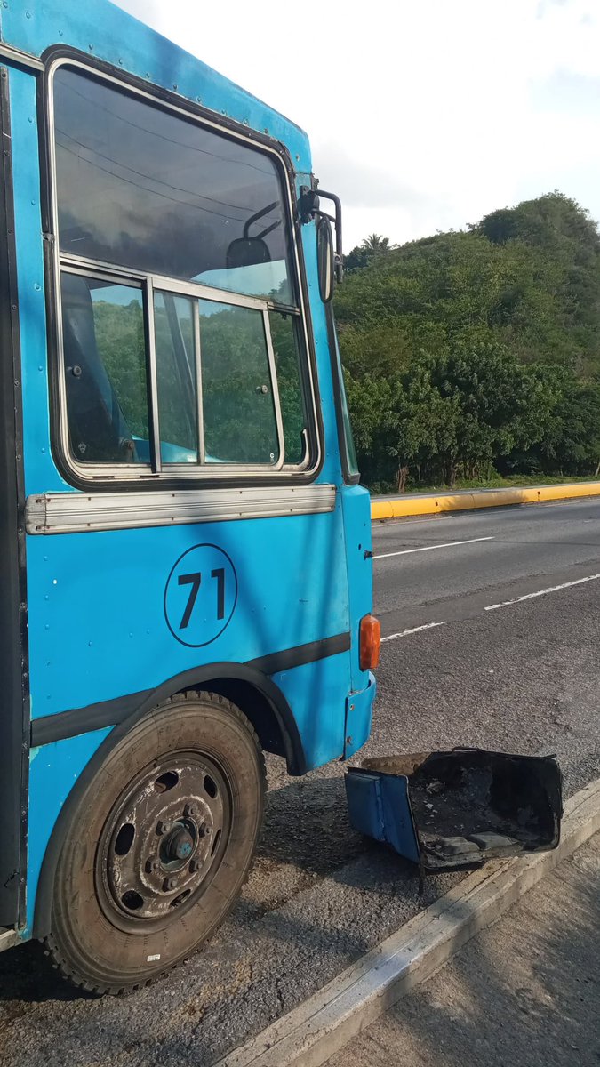 Arimor201's tweet photo. El día de hoy 18/10/2023, el bus que va desde usb-litoral a gato negro, en la carretera CCS-La Guaira, por la parte delantera de la unidad la tapa salió disparada y se estaba quemando

El bus esta detenido.
¿Hasta cuando tenemos que seguir soportando esta situación tan precaria? https://t.co/Ki5fFOpCse