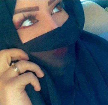 المحبه في عيوني غدت مثل الرماد.!
والقصايد من حطب غيبتك اشغلتها.

اعتبرني حلم مرك على غفوة رقاد.!
وانت ابعتبرك قصيده ولا كملتها