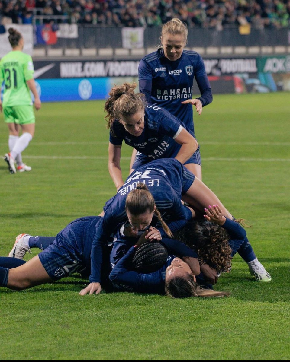 FFF's tweet photo. 🇫🇷 @OLfeminin 
🇫🇷 @PSG_Feminines 
🇫🇷 @PFC_feminines 

Il y aura donc 3️⃣ clubs de @D1Arkema en Ligue des Champions Féminine 🏆🔥 

Le Paris FC s’est imposé 2-0 à Wolfsburg et le PSG l’a emporté 3-1 face à Man United 👏 https://t.co/WbkcaGY5Uk