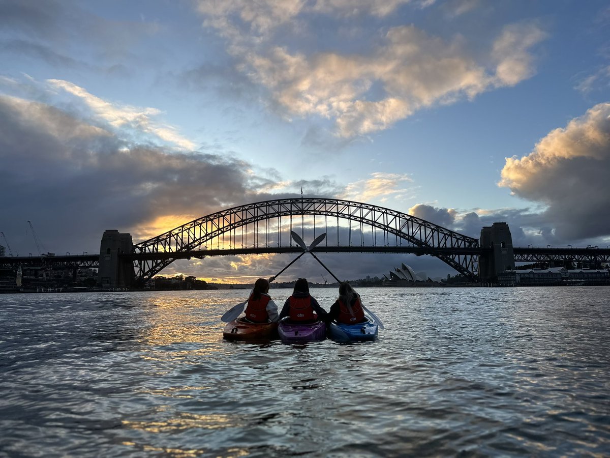 LC90_'s tweet image. Sydney Sunrise from the water 🌅🌊🚣🏽‍♀️🥰