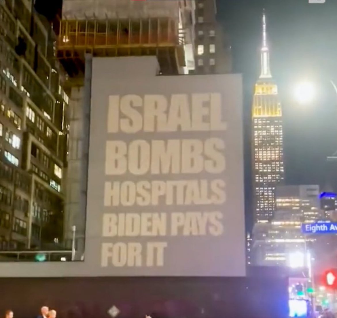 darkwebhaber's tweet photo. New York'da bir reklam panosu.

"İsrail hastaneleri bombalıyor, parasını Biden ödüyor." https://t.co/Ffmt8PT8rQ