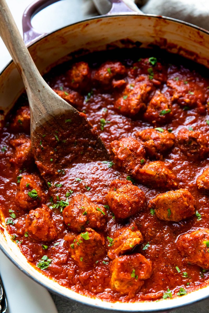 These juicy turkey meatballs are made with ground turkey for a healthy and hearty meatball option. You will love how much flavor are in these meatballs from ingredients like fresh herbs and parmigiano reggiano cheese.

RECIPE: moderncrumb.com/turkey-meatbal…