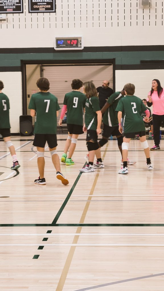 G_RIV12's tweet photo. La joute rose ce soir! De très bons volleys avec des spectateurs très supportifs. @ESCEJL @societeducancer https://t.co/L1NeTW1WYG