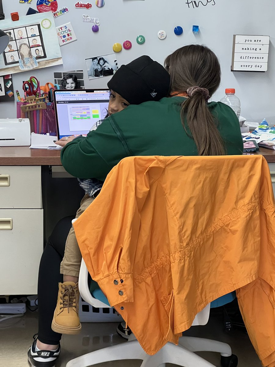 Lauren Sachs tweet media