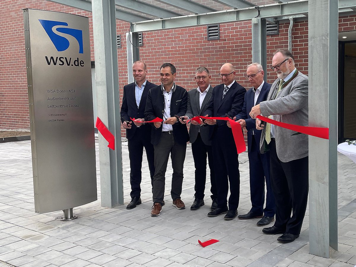 gdws_wsv_presse's tweet image. #Klimaneutral|es #Pilotprojekt: In #Passau ist heute das erste vollständig klimaneutral geplante und umgesetzte Gebäude der Wasserstraßen- und Schifffahrtsverwaltung des Bundes #WSV feierlich eröffnet worden. #Eröffnung #WSADonauMDK
