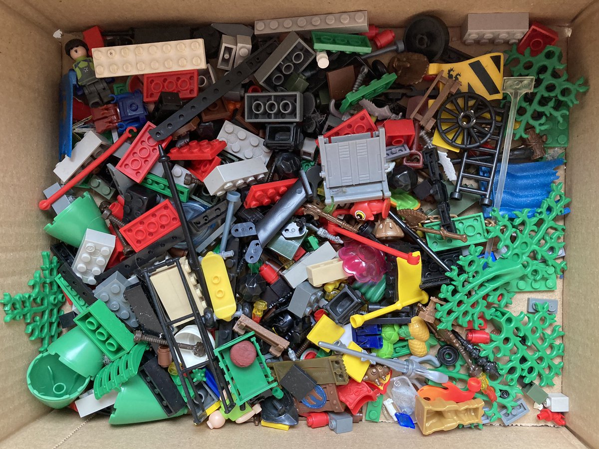 cazphoto's tweet photo. A lovely school friend gave me a random box of vintage mixed LEGO at the weekend. Iโve now finished the first-pass sort. There are no complete sets, but there are some interesting parts. ๐ There were also a few rogue Megabloks lurking. ๐
#Afol #Lego #BlockHeadUK #ForeverSorting https://t.co/i6SYnvyota