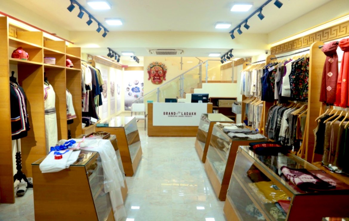 lg_ladakh's tweet photo. The Hon’ble Lt Governor, Brig (Dr) BD Mishra inaugurated Brand Ladakh Emporium at Kharak Singh Marg in New Delhi.
The Brand Ladakh Store is a first of its kind emporium which showcases the unique and indigenous products from Ladakh in the heart of the capital. https://t.co/VHrRzLfUzB