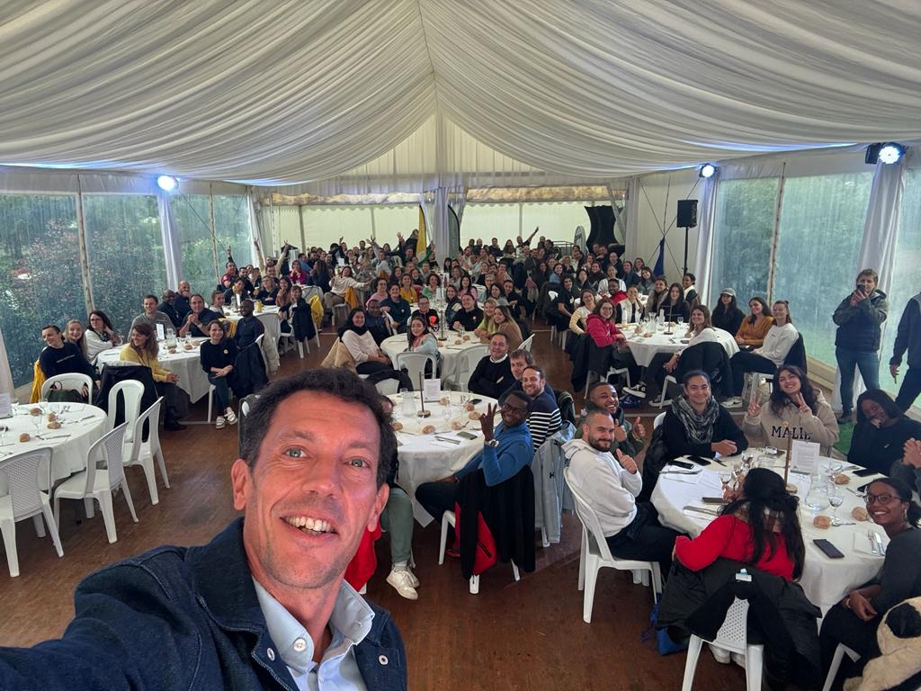 En direct de la convention annuelle #maeva avec nos 150 collaborateurs « Générateurs de sourires ».
L’occasion de prendre du recul sur le fabuleux chemin parcouru par #maeva devenue aujourd'hui la plateforme servicielle de distribution de référence en France🇫🇷
Bravo aux équipes !