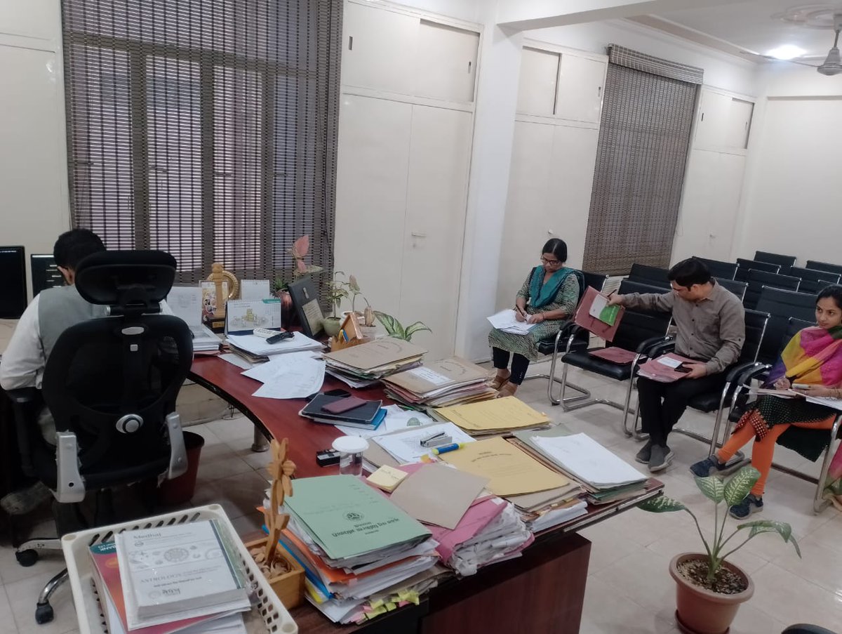 VaranasiCdo's tweet photo. दिनांक 18.10.2023 को मुख्य विकास अधिकारी श्री हिमांशु नागपाल द्वारा ऑनलाइन वीडियो कॉन्फ्रेंसिंग के माध्यम से मुख्यमंत्री कन्या सुमंगला, मुख्यमंत्री बाल सेवा योजना की समीक्षा बैठक की गई । https://t.co/JECwwqHpIg