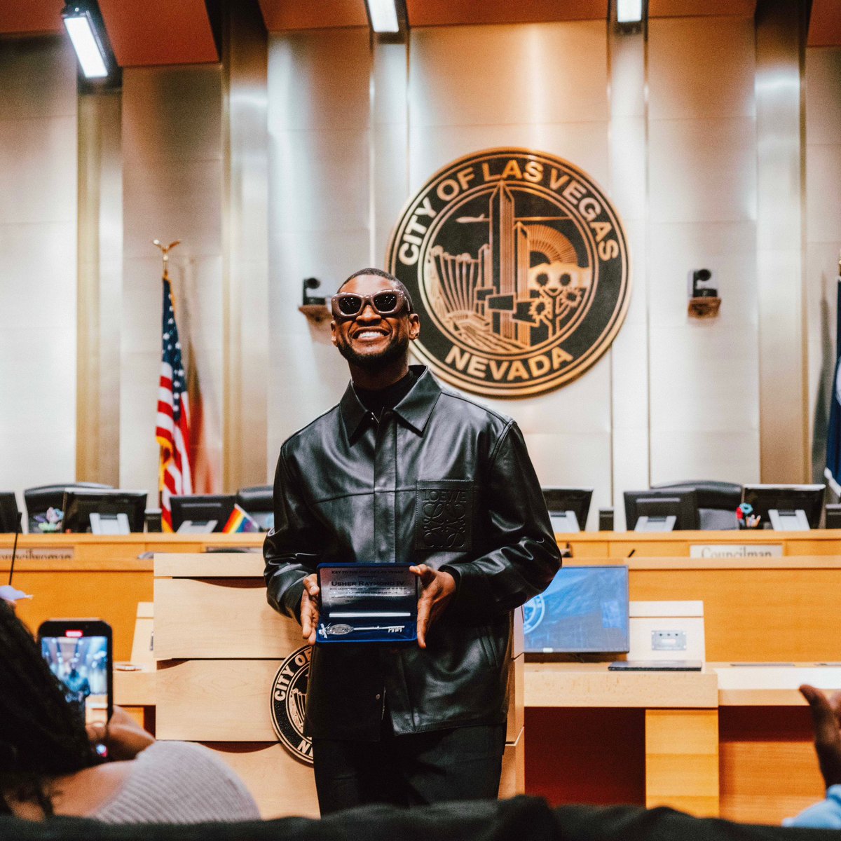 Usher's tweet photo. Ya boy got the 🗝️ to the @CityOfLasVegas !! October 17th is Usher Raymond Day #Blessed 🙏🏾 https://t.co/Bbusa2B0sv