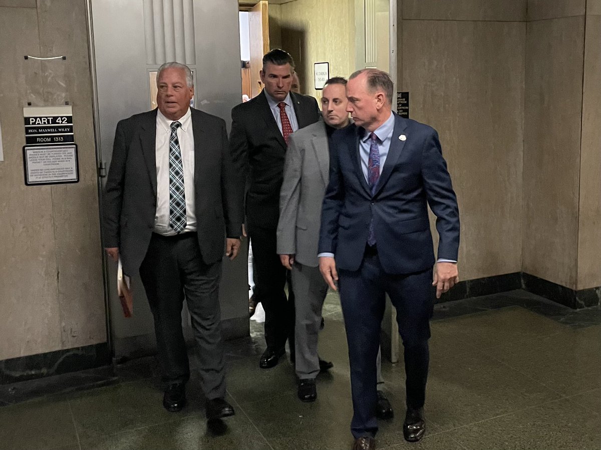 NYCPBA's tweet photo. In Manhattan court this morning, standing with our 20 Pct. brother facing unjust prosecution:

He was called to deal with a person repeatedly causing mayhem inside a store. He did his job, the suspect suffered NO INJURY, but *he* is the one facing charges. A travesty of justice. https://t.co/Av4YO5gbIP