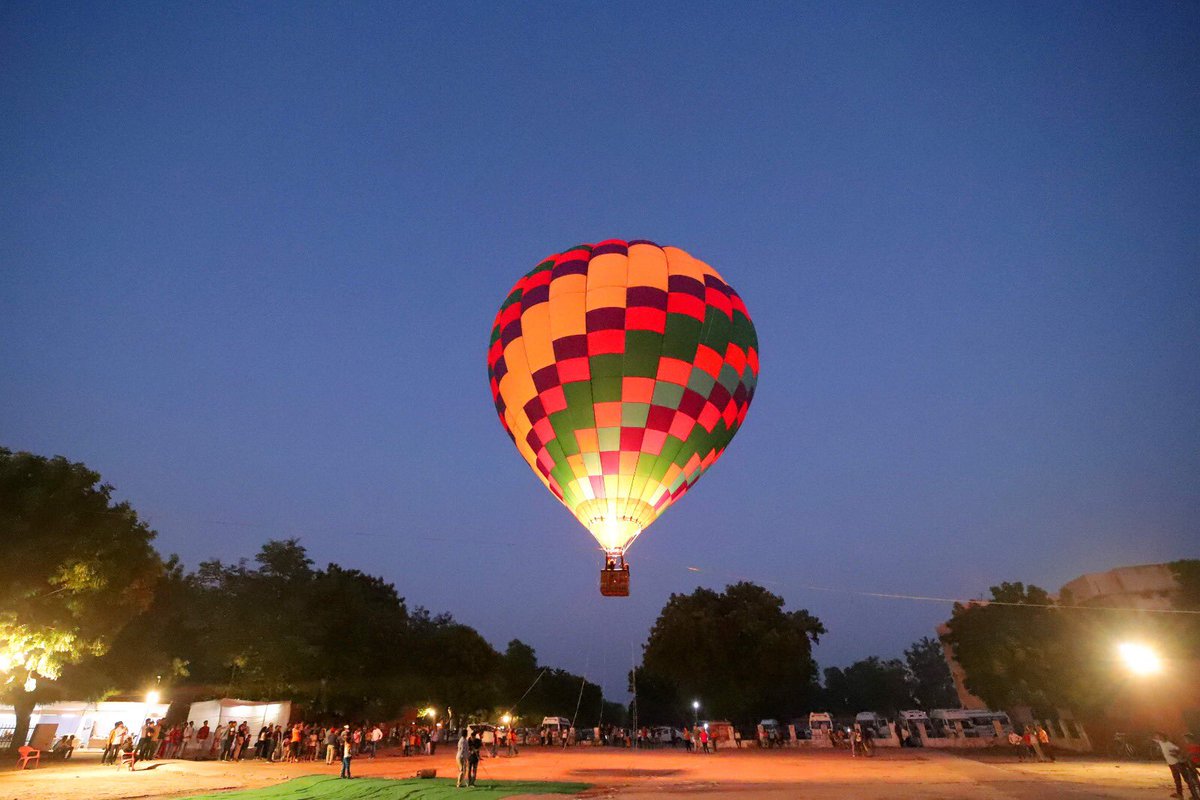 adaagraofficial's tweet photo. हॉट एयर बलून राइड के कुछ अमेजिंग व्यू🎈
@rituias2003 @CommissionerAgr @UPGovt @uptourismgov @tourismgoi @gaur_charchit
#BalloonAdventure #UpInTheSk
#BalloonRideMagic #FloatingDreams
#SkyboundJourney #ada #agradevelopmentauthority #agra https://t.co/1sHIsFCNFk