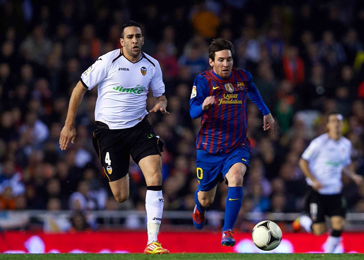 _BeFootball's tweet photo. Adil Rami, sur le stream de @Zack_Nani, à propos de Messi :

« Je le répète, j’aime Ronaldo, j’aime Messi, mais tu ne peux pas comparer Messi et Ronaldo. Contre le Barça, on se mettait en bloc comme une armée juste pour Messi et on coulissait tous ensemble. Je regarde Iniesta, Busquets, Xavi, ils faisaient tourner et je ne me fatiguais pas. Mais une fois que Messi touchait le ballon, ta pupille gonflait. A ce moment, tu te dis 'starf’Allah, ça y est il commence, il accélère ».