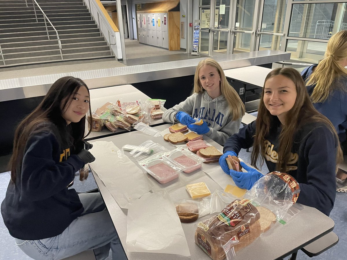 gunnlccd's tweet photo. Another month, another 300 sandwiches made for @Rdailybread! One of my favorite ways to spend time with the @CountryDay students before school starts. #wearecountryday #virtueinaction https://t.co/gwJdFVhOZf