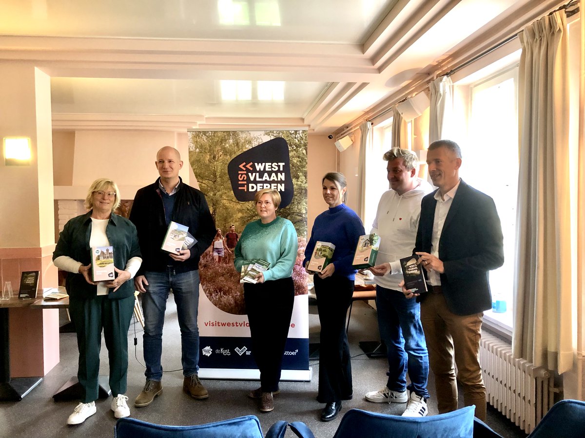 Westtoer's tweet photo. Visit West-Vlaanderen presenteert vernieuwd wandelaanbod.  Nieuwe wandelboxen en -pockets, heel wat herwerkte routes, de lancering van een nieuw wandelnetwerk, meer uitkijkpunten en meer picknickplaatsen. Alle info -> https://t.co/0NNQoc6Crg #visitwestvlaanderen #wandelen https://t.co/Ce0hWPhGOO
