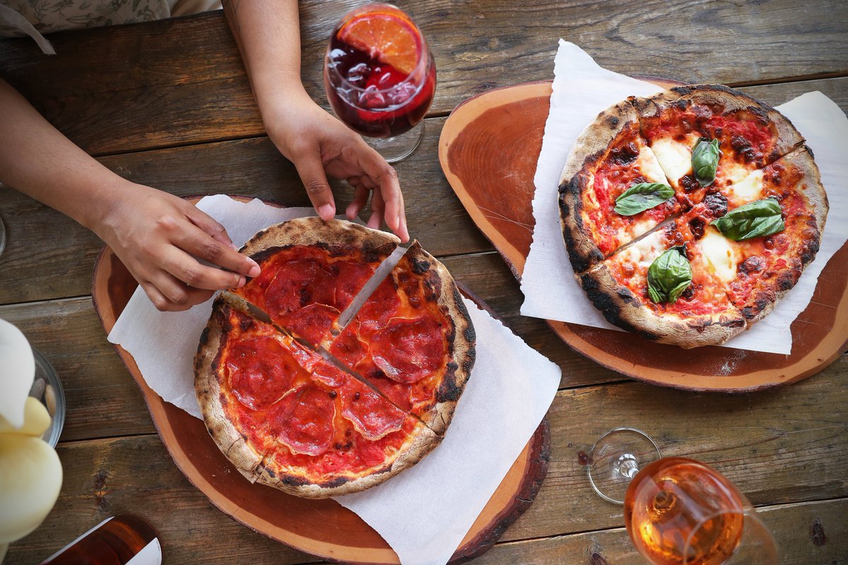 HMwineries's tweet photo. Join us every Saturday at our winery as we fire up the oven and indulge in perfect pairing of hand crafted wines and wood-fired pizzas! 🍕 🍷☀️#wine #pizza #fall #Newmarket https://t.co/5BP9QmYyvb
