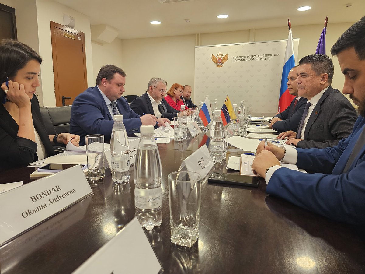 Hemos tenido una intensa agenda de trabajo, en la cual se han logrado diversos acuerdos para la cooperación y el fortalecimiento de la Educación y la Formación Técnica Profesional entre Rusia y Venezuela.

¡Seguimos Venciendo!🇷🇺✊🏻🇻🇪
<a href="/NicolasMaduro/">Nicolás Maduro</a>
<a href="/WuikelmanAngelP/">Wuikelman Angel P.</a>
<a href="/Incesocialista/">Inces</a>