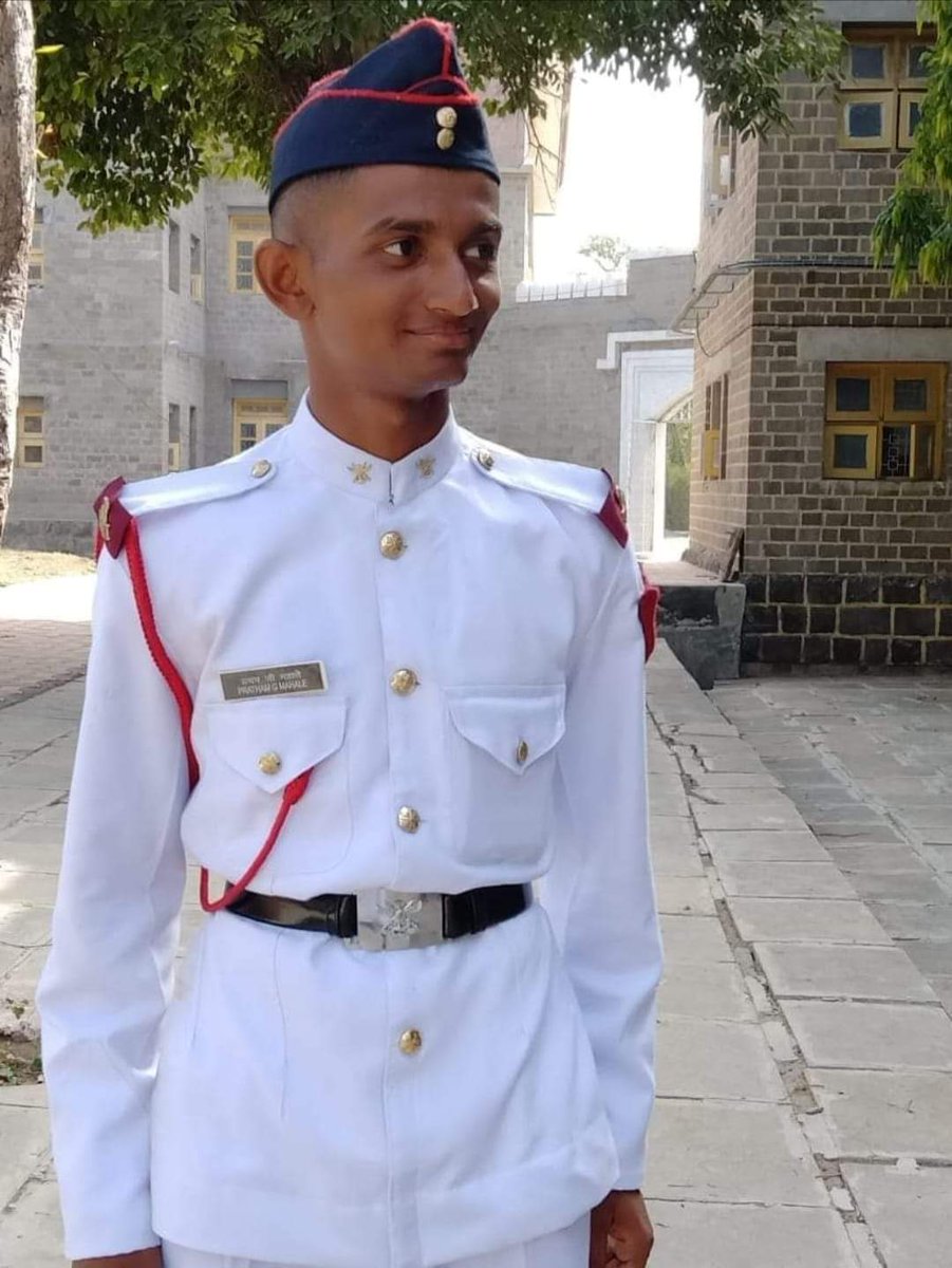 ChakankarSpeaks's tweet photo. सायगाव, ता.चाळीसगाव येथील श्री. गोरख महाले व श्रीमती शितल महाले यांचे चि. प्रथम (यश) गोरख महाले यांचे NDA खडकवासला येथे प्रशिक्षणा दरम्यान बॉक्सिंग या खेळादरम्यान डोक्याला मार लागल्याने आज पहाटे ४ वा.दुःखद निधन झाले. वयाच्या १० व्या वर्षापासून घेतलेल्या अथक परिश्रमातून NDA मधून अधिकारी होऊन देशसेवेचे व्रत सांभाळण्याचे स्वप्न प्रथम यांनी साकारले होते.

NDA मधून प्रशिक्षण पुर्ण करून प्रथम पुढील ४० दिवसात भारतीय सेनेत लेफ्ट.कर्नल पदावर देशसेवेसाठी रुजू होणार होते परंतु हि दुःखद घटना घडली आणि एका प्रेरणादायी देशसेवेचा प्रवास आज थांबला. अत्यंत शांत, सुस्वभावी व निर्गर्वी गुणवंत चि. प्रथमला नियतीने आपल्यातून हिरावून घेतले असून हे दुःख न विसरण्यासारखे आहे. चि.प्रथमच्या आत्म्यास चिरशांती लाभो हि ईश्वरचरणी प्रार्थना..!
@NDA_Khadakwasla