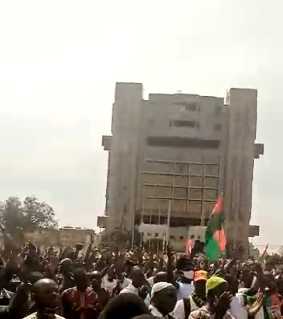 nanana365media's tweet image. 🔴BURKINA 🇧🇫| #Protestations: contre les "restrictions de libertés" que le gouvernement militaire de transition a instauré, plusieurs organisations syndicales du pays réunis dans un collectif,  ont appelé à descendre dans la rue pour manifester le 31 octobre à #Ouagadougou.