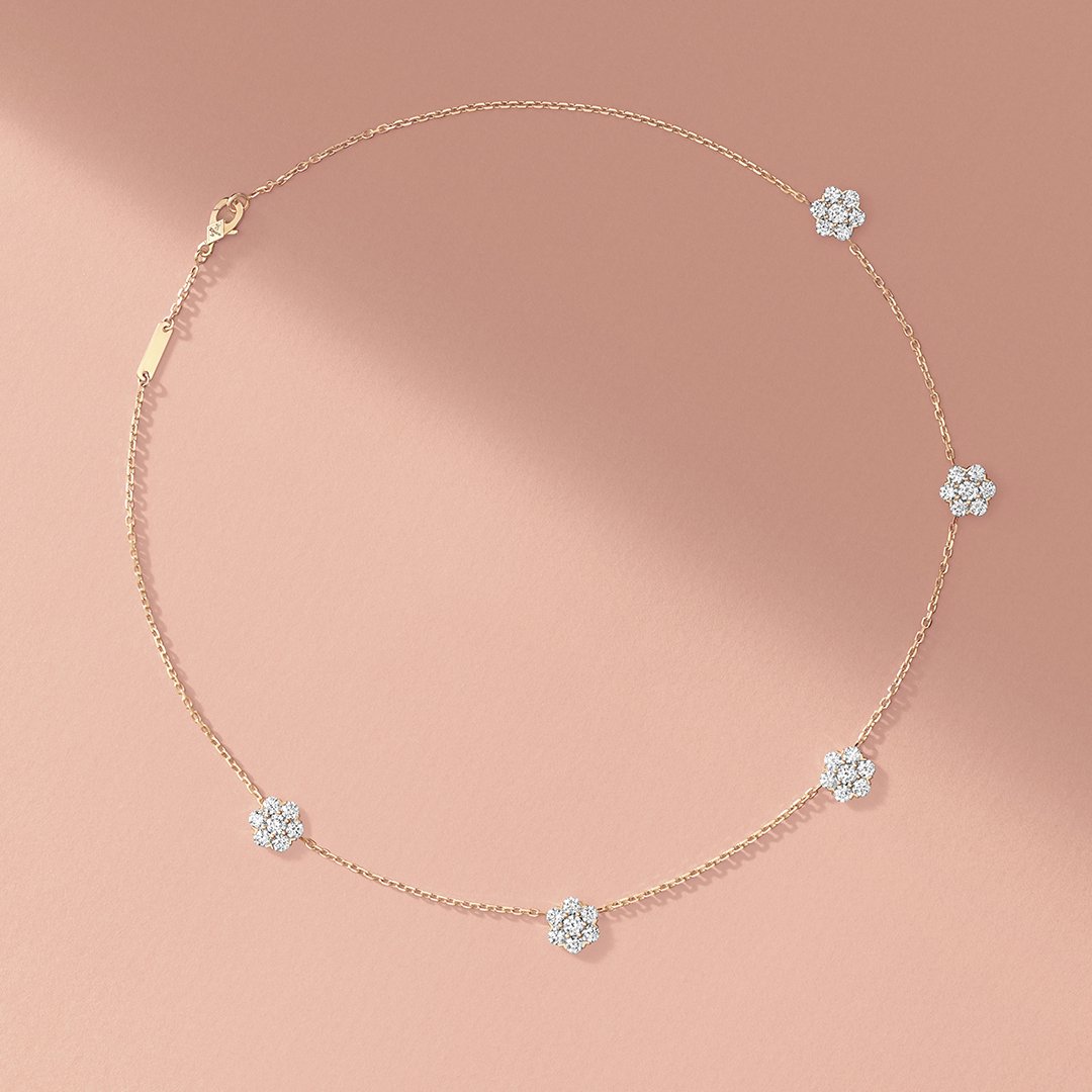 vancleefarpels's tweet photo. Brighten up your neckline with the new Fleurette necklace. Known as the hardest of all precious stones and carefully selected by the Maison's experts, the diamonds reveal their enchanting purity…
#VCAFleurette #VCAdiamond #VanCleefArpels #diamonds
https://t.co/idwpiMX3Kc https://t.co/vhyQyGKdrv