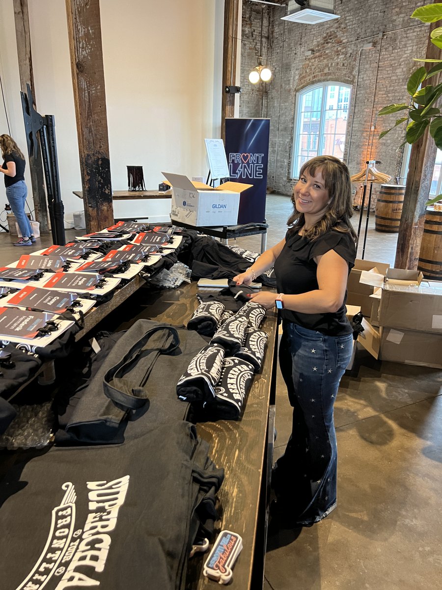 BeekeeperSocial's tweet photo. We are LIVE from Nashville 🤠

Our 2023 Frontline Success Summit has officially begun! 🎉

#fss23 #frontlinesuccesssummit https://t.co/foSunHwKUR