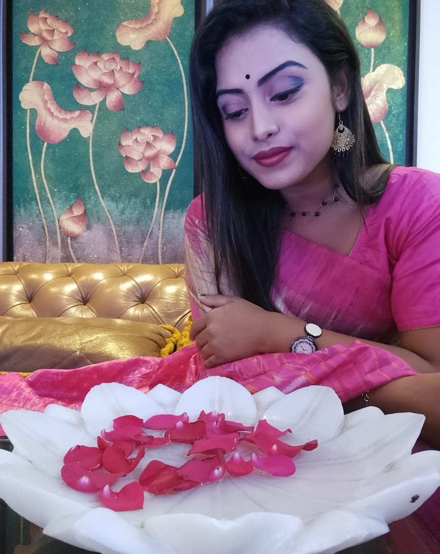 DeeptimayeeC's tweet image. नजरें झुकी थी, और उनके चेहरे पे नूर था... 
💖💖💖
#deeptimayeechand