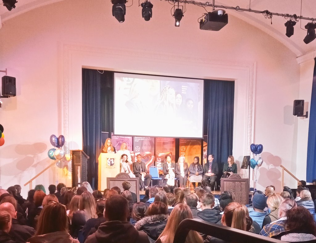 ChislehurstSch's tweet image. A rainy night but a warm welcome to all our prospective year 12 students who are hearing all about what we offer at Chislehurst School 6th form #openevening #6thform #chislehurstschool