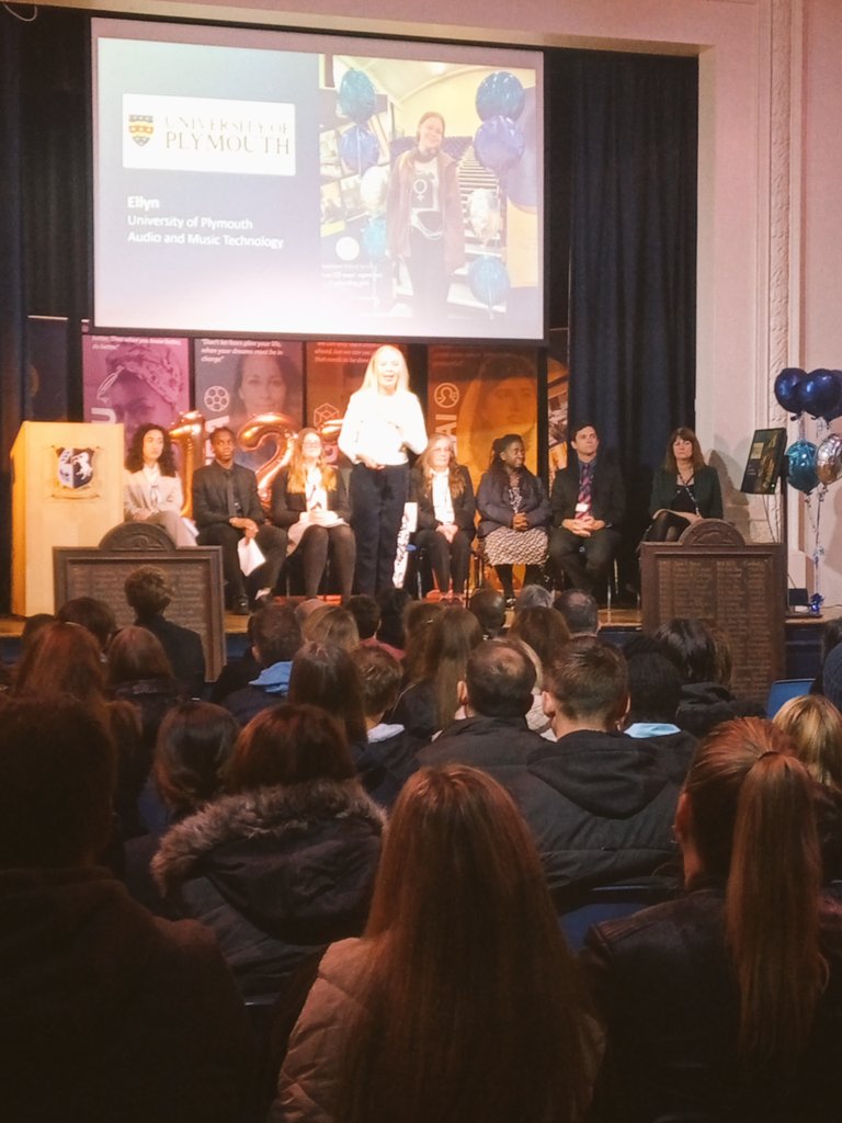 ChislehurstSch's tweet image. A rainy night but a warm welcome to all our prospective year 12 students who are hearing all about what we offer at Chislehurst School 6th form #openevening #6thform #chislehurstschool