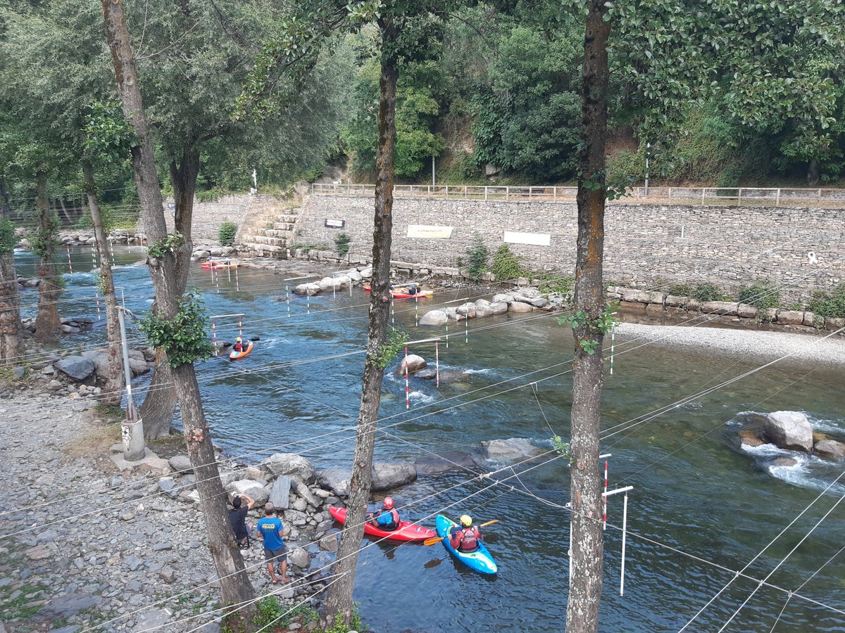 Endesa's tweet photo. A pesar de la escasez de recurso hídrico de este verano, se ha logrado mantener la actividad deportiva y de ocio en el río #NogueraPallaresa según lo previsto, con ligeras modificaciones, gracias a los esfuerzos de coordinación y adaptación por parte de las partes involucradas. https://t.co/mWm6xxiLCo