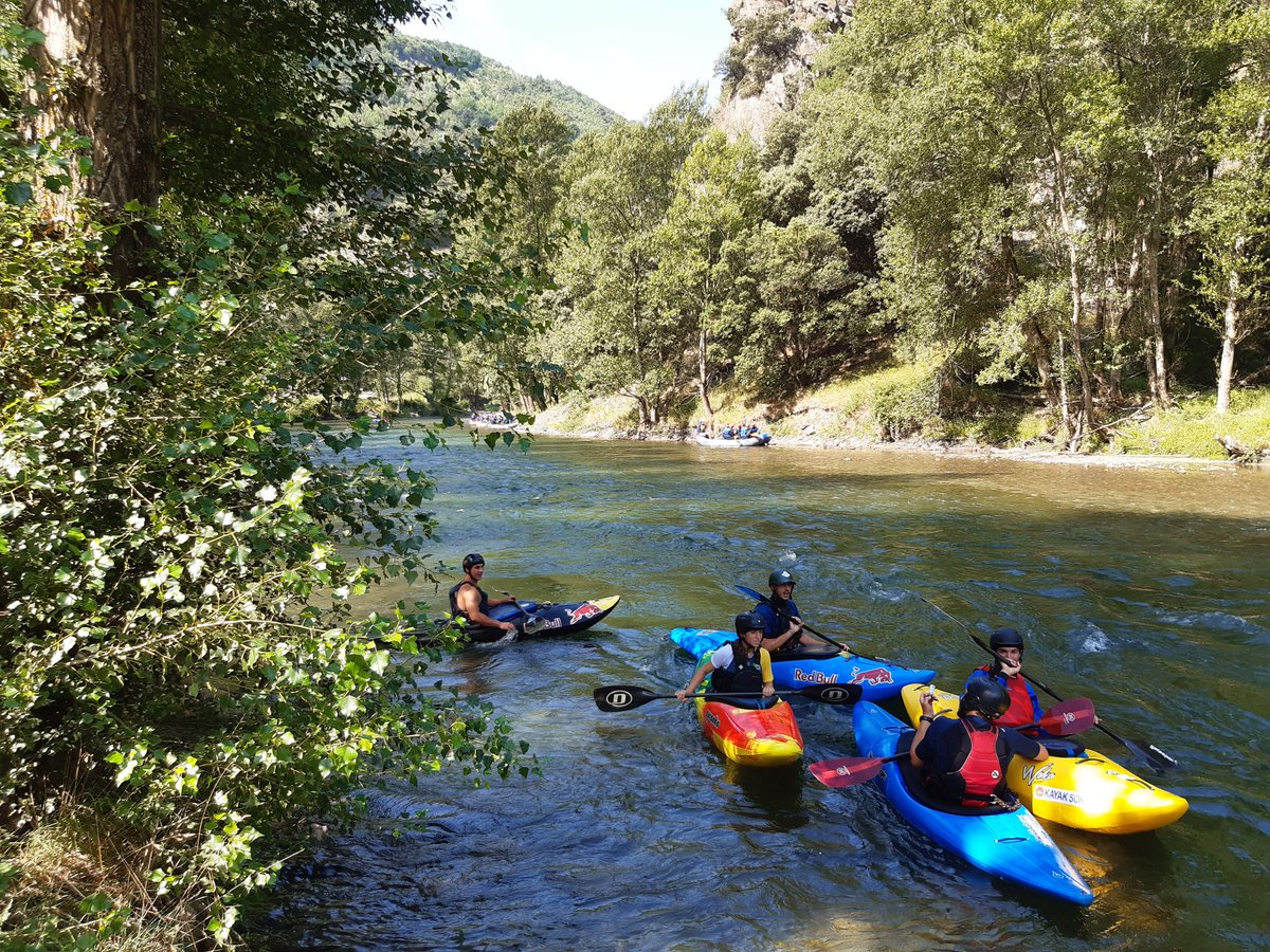 Endesa's tweet photo. A pesar de la escasez de recurso hídrico de este verano, se ha logrado mantener la actividad deportiva y de ocio en el río #NogueraPallaresa según lo previsto, con ligeras modificaciones, gracias a los esfuerzos de coordinación y adaptación por parte de las partes involucradas. https://t.co/mWm6xxiLCo