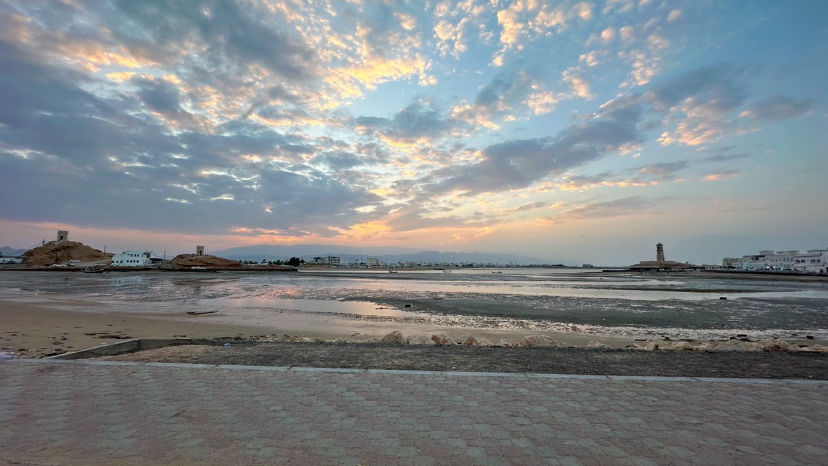 •مدهشة هي الطبيعة بكل ما فيها، إلّا أن مشهد الغروب يبقى الأجمل والأكثر دهشةً مع كل يوم جديد

#غروب #صور_العفية #عُمان #سلطنة_عُمان