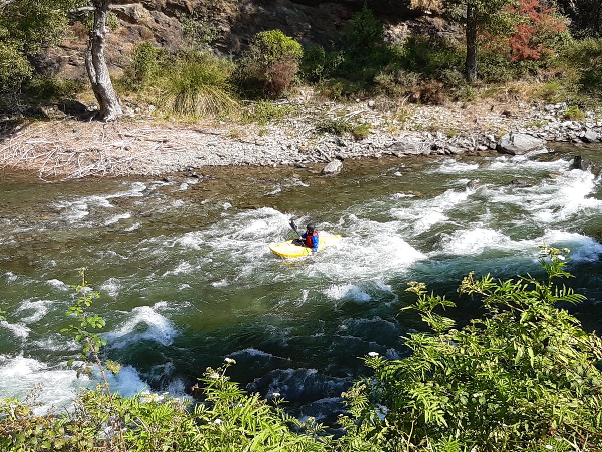 Endesa's tweet photo. Hemos llevado a cabo un total de 1.720 operaciones en nuestras instalaciones hidráulicas para ajustar el caudal del río y permitir el disfrute de las actividades de rafting, canoa y kayak.🛶

Una regulación que se coordina con @CCPallarsSobira y con la colaboración de @AEPallars. https://t.co/6ao1T9KDEZ