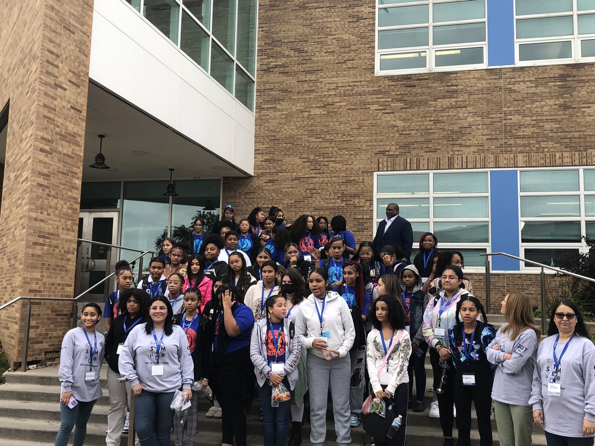 SCSD_CTE's tweet photo. @SyracuseSchools 7th and 8th grade girls going tech @OnondagaCC ! STEM Activities, mentors and an unforgettable experience en espanol! Thank you to Micron for sponsoring this event. #CTEinthemiddle #girlsgoingtech https://t.co/BCZZJAlQVs