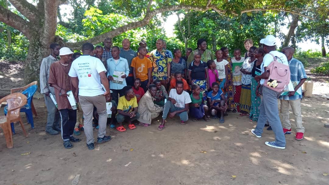 #PROREP Recherche de consentement Libre, Informé et Préalable #CLIP dans le village Oniamva. L'UGP a assisté la commission nationale de consultation en entretenant la #communautélocale avant la signature du document de #consentement. @unredd @CAFISecretariat @MEF_Congo