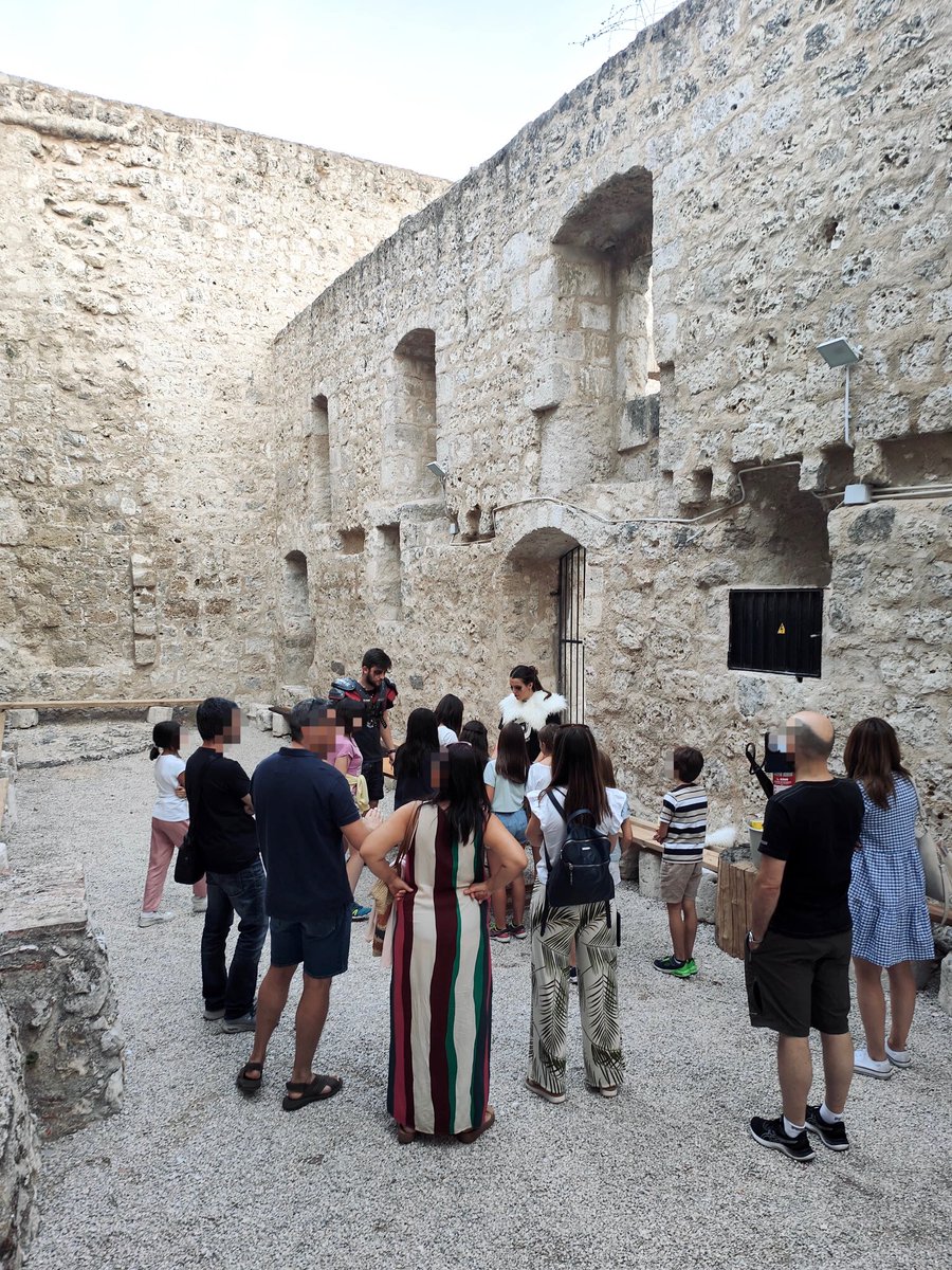 Physics_League's tweet photo. El pasado 7 de octubre nos desplazamos hasta el Castillo de Portillo para realizar nuestro show científico “Fotones &amp; Mazmorras”.  En él, pudimos disfrutar de los misterios de la física al puro estilo de Dragones y Mazmorras.

Esperamos que disfrutasen tanto como  nosotros. https://t.co/JuB9h3BQSG