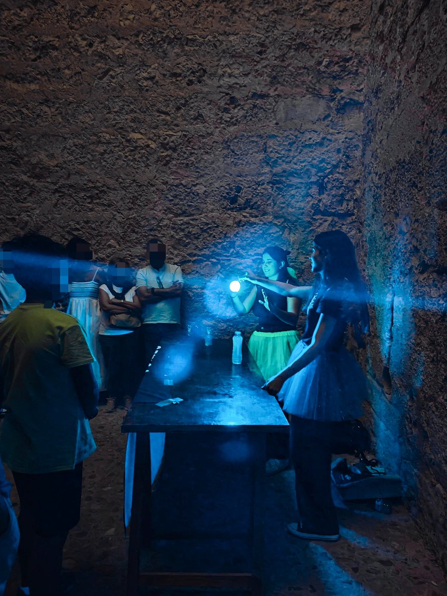 Physics_League's tweet photo. El pasado 7 de octubre nos desplazamos hasta el Castillo de Portillo para realizar nuestro show científico “Fotones &amp; Mazmorras”.  En él, pudimos disfrutar de los misterios de la física al puro estilo de Dragones y Mazmorras.

Esperamos que disfrutasen tanto como  nosotros. https://t.co/JuB9h3BQSG