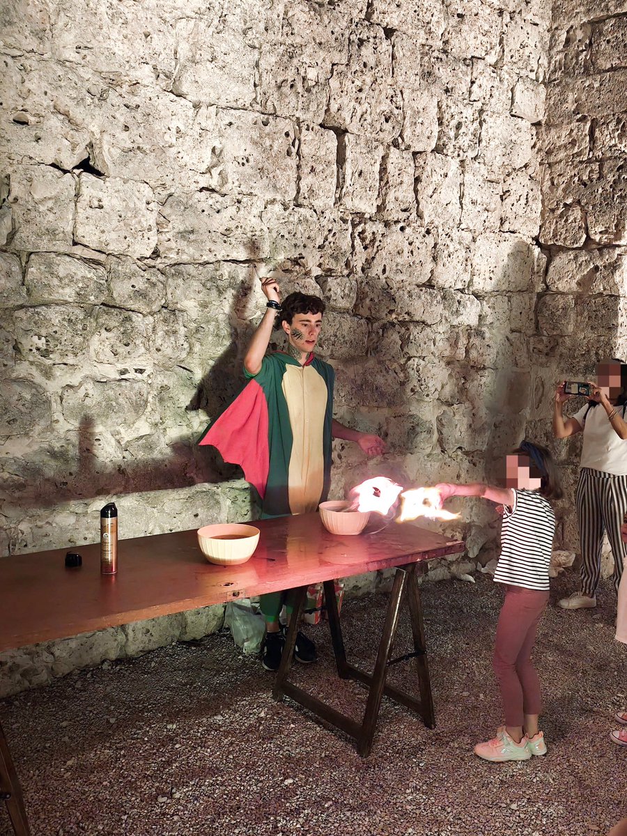 Physics_League's tweet photo. El pasado 7 de octubre nos desplazamos hasta el Castillo de Portillo para realizar nuestro show científico “Fotones &amp; Mazmorras”.  En él, pudimos disfrutar de los misterios de la física al puro estilo de Dragones y Mazmorras.

Esperamos que disfrutasen tanto como  nosotros. https://t.co/JuB9h3BQSG