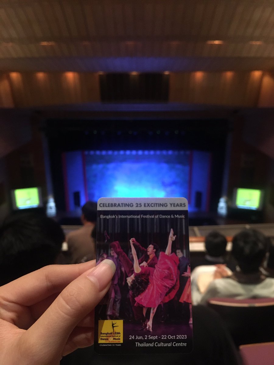 “โรงงิ้วยังบริการน้ำชา เทียบได้อย่างตะเกียบคู่เคียง ขาดขาใดไปก็ขาดรส หาอื่นใดทดก็หาไม่”

เพราะใน #ผู้แสวงชา มีงิ้ว เลยได้รีเสิร์ชนิยายด้วยการมาดูเรื่องความฝันในหอแดง #BangkokFestivals คณะ Shanghai Yue Opera เปิดประสบการณ์ดูงิ้วครั้งแรก ประทับใจสุดๆ แม้จะนั่งบัตรดอยแต่ก็เอนจอยมาก