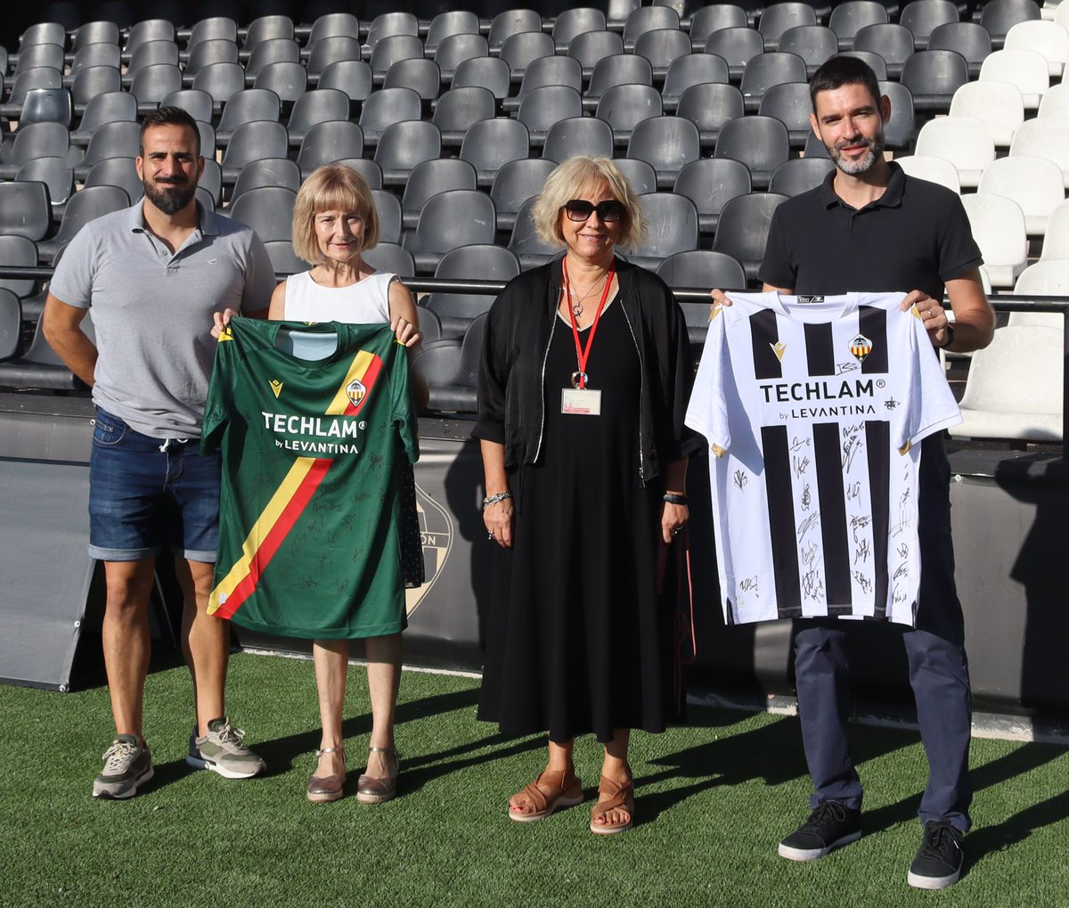 fondo1922's tweet photo. Felicitar a los premiados en el sorteo de las dos camisetas firmadas por la plantilla del Club Deportivo Castellón. https://t.co/ywHYFEGiUg