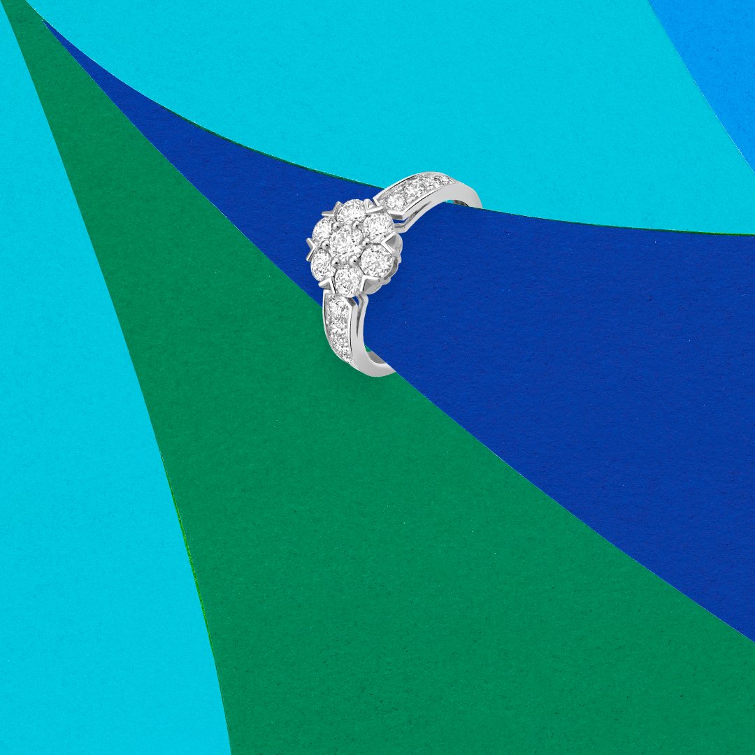 vancleefarpels's tweet photo. Immerse yourself in the Maison's expertise in white jewelry and discover the Fleurette collection. Shimmering against the skin, each creation enhances the silhouette with an intense and harmonious gleam.
#VCAFleurette #VCAdiamond #VanCleefArpels #diamonds
https://t.co/idwpiMXBzK https://t.co/BBiB6qJ6XJ