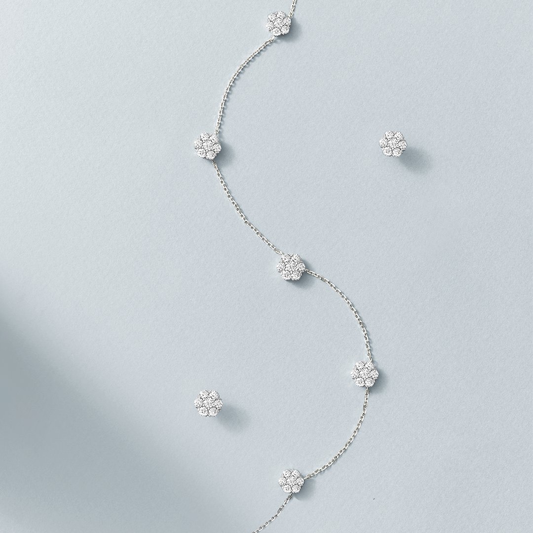 vancleefarpels's tweet photo. Add a touch of light to your style with the dazzling Fleurette creations in white gold and diamonds.
#VCAFleurette #VCAdiamond #VanCleefArpels #diamonds
Photographer: Amanda Dellem
https://t.co/idwpiMX3Kc https://t.co/pA8vYBHuNW