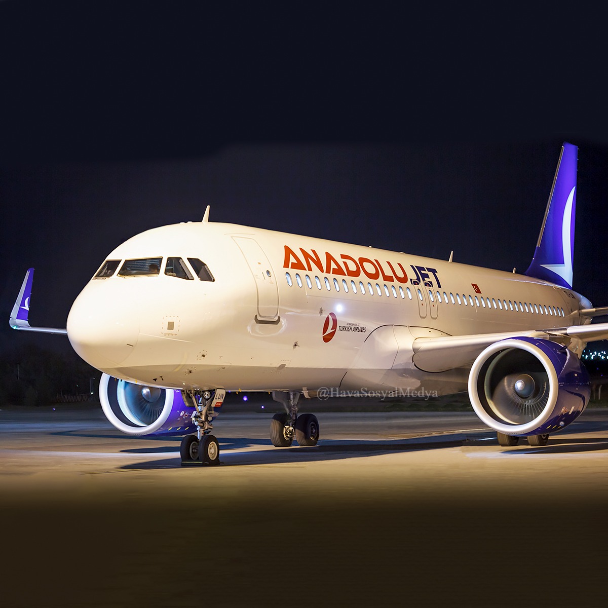 AnadoluJet'e ait TK7525 Antalya - İstanbul Sabiha Gökçen seferini yapmaya hazırlanan TC-LUN tescilli A320neo tipi uçak, piste ilerlerken hasta yolcu nedeniyle terminale geri döndü. 🔹Uçağın kısa süre içinde sefere başlaması bekleniyor.